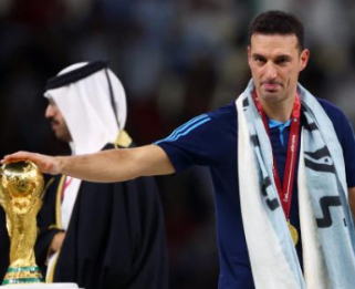 Scaloni in tears presented the championship to his parents